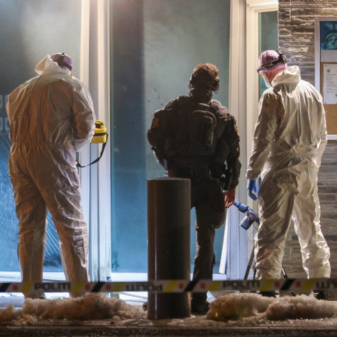 Explosion outside the U.S. Embassy in Oslo - PBS News